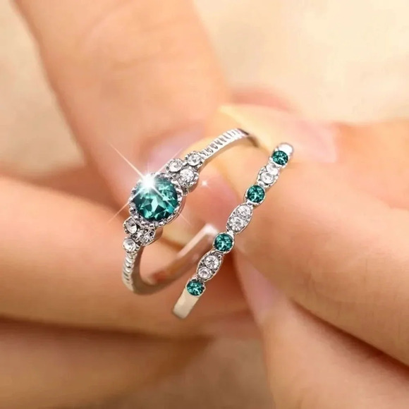 NEW! Dainty “Flora” 18K Green Sapphire Ring Set - Picture 4 of 8